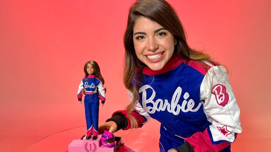 ¡Histórico! Mattel Rinde Homenaje a la Piloto Mexicana Regina Sirvent con una Barbie que Inspira a Romper Límites