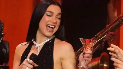 Dua Lipa Deslumbra en los Brit Awards 2026 con Actuación Inesperada: ¡Momento Viral que Conquistó Manchester!